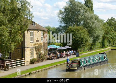 La Pub Navigation sur Grand Union Canal, Stoke Bruerne, Northamptonshire, Angleterre, Royaume-Uni Banque D'Images