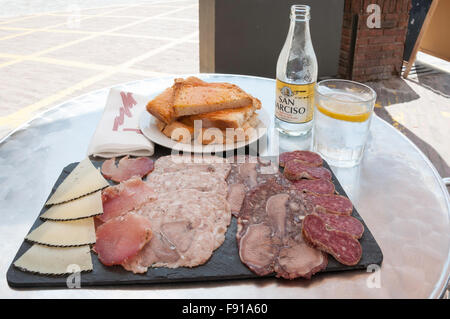 L'espagnol de la viande séchée et assiette de fromage à El Sifo Restaurant, Plaça dels Bous, Hostalric, province de Gérone, Catalogne, Espagne Banque D'Images