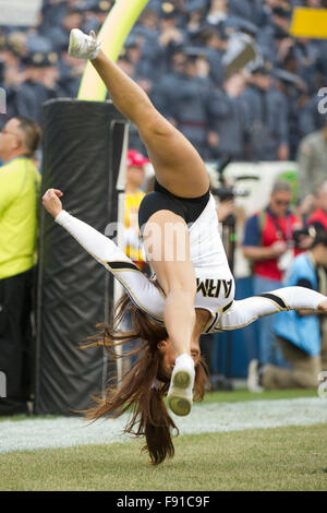 Philadelphia, PA, USA. 12Th Dec 2015. Pendant le jeu entre le noir de l'armée de chevaliers et les aspirants de marine au Lincoln Financial Field à Philadelphie, PA. Crédit obligatoire : Kostas Lymperopoulos/CSM, © csm/Alamy Live News Banque D'Images