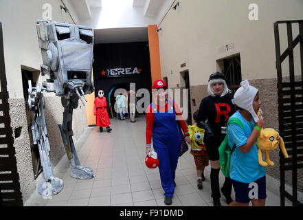 San Jose, Costa Rica. Dec 12, 2015. Les gens assistent à l'Game-Con Le Costa Rica dans le Musée des enfants de San José, capitale du Costa Rica, le 12 décembre 2015. Selon les organisateurs, la convention a pour objectif principal de collecter des jouets qui seront livrés à Noël à l'Hôpital pour enfants et dans les communautés en situation de risque social. Credit : Kent Gilbert/Xinhua/Alamy Live News Banque D'Images