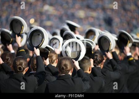 Philadelphia, PA, USA. Dec 12, 2015. Les aspirants de marine saluer avant le match entre l'armée et la marine des chevaliers noirs aspirants au Lincoln Financial Field à Philadelphie, PA. Crédit obligatoire : Kostas Lymperopoulos/CSM, © csm/Alamy Live News Banque D'Images