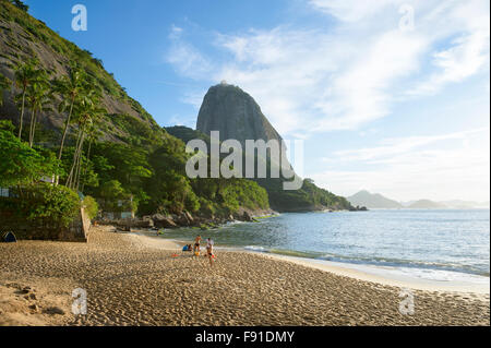 L'affichage classique de Sugarloaf Mountain de Pao de Acucar de Praia Vermelha Red Beach, Urca sur une paisible matin à Rio de Janeiro Brésil Banque D'Images