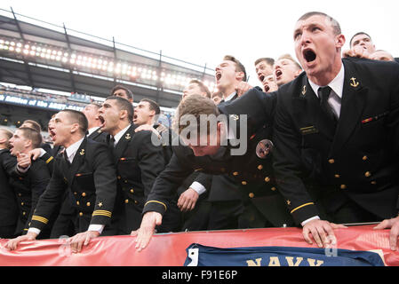 Philadelphia, PA, USA. Dec 12, 2015. Les aspirants de marine s'énerver pendant le jeu entre le noir de l'armée de chevaliers et les aspirants de marine au Lincoln Financial Field à Philadelphie, PA. Crédit obligatoire : Kostas Lymperopoulos/CSM, © csm/Alamy Live News Banque D'Images