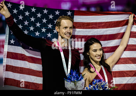 Barcelone, Catalogne, Espagne. Dec 12, 2015. USA'S EVAN BATES et MADISON CALER, médaillés d'argent aux concours de danse sur glace de la 21e finale du Grand Prix of Figure Skating Final à Barcelone - Le ISU Grand Prix of Figure Skating Final, qui aura lieu conjointement avec la finale du Junior Grand Prix, est la consécration du Grand Prix circuit série et la deuxième plus importante manifestation de l'Union internationale de patinage (ISU) après les Championnats du monde. © Matthias Rickenbach/ZUMA/Alamy Fil Live News Banque D'Images