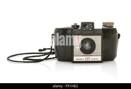 Appareil photo Kodak Brownie 127 isolé sur blanc. Un instantané en plastique modèle viseur Banque D'Images