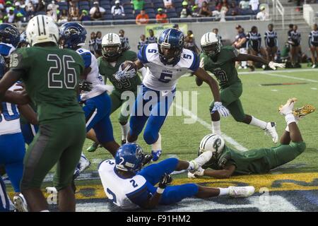 En Floride, aux États-Unis. Dec 12, 2015. Zack Wittman | fois.Armwood's Warren Thompson zigzague entre Miami défenseurs centraux au cours de l'école secondaire Armwood match contre Miami Amérique Centrale Senior High School à la classe 6A 2015 FHSAA finales de football le samedi après-midi, le 12 décembre 2015 au Citrus Bowl d'Orlando. © Tampa Bay Times/ZUMA/Alamy Fil Live News Banque D'Images