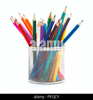 Crayons de couleur dans un support de fil sur un fond blanc Banque D'Images