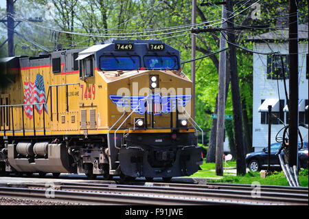 Un train de marchandises en direction de l'Union Pacific à destination de Chicago comme il gronde traversant l'ouest de Chicago, Illinois, USA. Banque D'Images