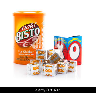 Boeuf et poulet OXO cubes avec sauce Bisto Granules sur fond blanc Banque D'Images