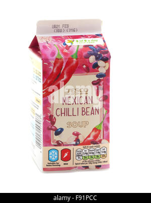 Soupe aux haricots Chili mexicain Tesco sur fond blanc Banque D'Images
