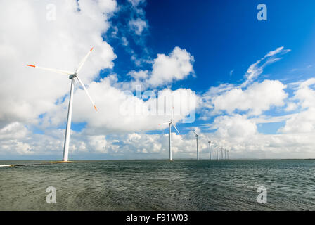 De nombreuses éoliennes debout dans la mer sur la côte danoise Banque D'Images