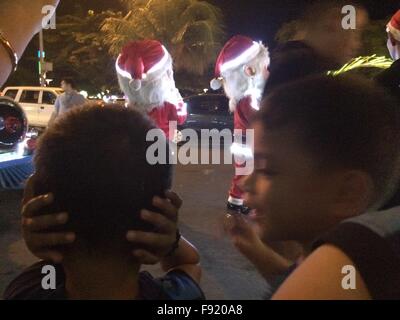 Pasay City, Philippines. Dec 12, 2015. C'est sur 7e année, grand festival des lumières est un week-end de noël attraction de Mall of Asia à Pasay où Noël icônes ont été exhibés dans les rues de feux lumineux. © Sherbien Dacalanio/Pacific Press/Alamy Live News Banque D'Images