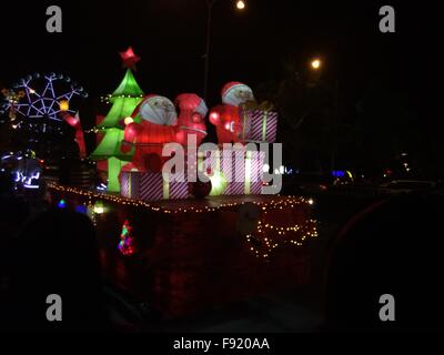 Pasay City, Philippines. Dec 12, 2015. C'est sur 7e année, grand festival des lumières est un week-end de noël attraction de Mall of Asia à Pasay où Noël icônes ont été exhibés dans les rues de feux lumineux. © Sherbien Dacalanio/Pacific Press/Alamy Live News Banque D'Images