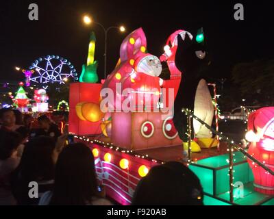 Pasay City, Philippines. Dec 12, 2015. C'est sur 7e année, grand festival des lumières est un week-end de noël attraction de Mall of Asia à Pasay où Noël icônes ont été exhibés dans les rues de feux lumineux. © Sherbien Dacalanio/Pacific Press/Alamy Live News Banque D'Images