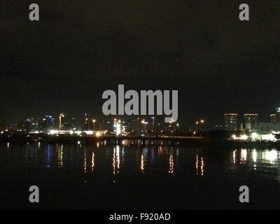 Pasay City, Philippines. Dec 12, 2015. C'est sur 7e année, grand festival des lumières est un week-end de noël attraction de Mall of Asia à Pasay où Noël icônes ont été exhibés dans les rues de feux lumineux. © Sherbien Dacalanio/Pacific Press/Alamy Live News Banque D'Images