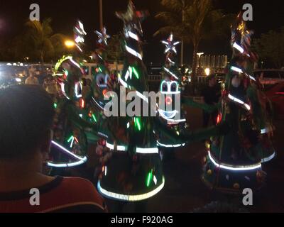 Pasay City, Philippines. Dec 12, 2015. C'est sur 7e année, grand festival des lumières est un week-end de noël attraction de Mall of Asia à Pasay où Noël icônes ont été exhibés dans les rues de feux lumineux. © Sherbien Dacalanio/Pacific Press/Alamy Live News Banque D'Images