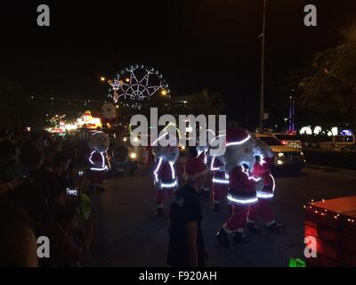 Pasay City, Philippines. Dec 12, 2015. C'est sur 7e année, grand festival des lumières est un week-end de noël attraction de Mall of Asia à Pasay où Noël icônes ont été exhibés dans les rues de feux lumineux. © Sherbien Dacalanio/Pacific Press/Alamy Live News Banque D'Images