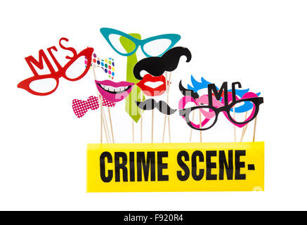Photo Booth Props sur fond blanc avec bande de scène de crime Banque D'Images