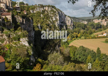 Le vieux village perché de Saint-Cirq-Lapopie, au-dessus de la rivière Lot. La France. Banque D'Images