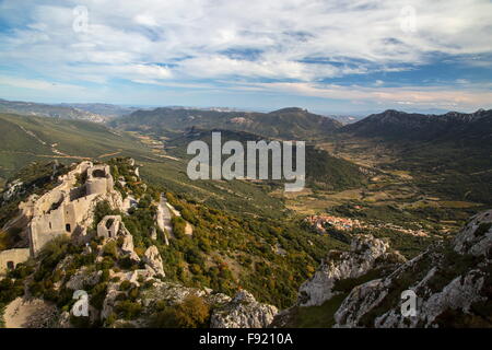 Vue sur le château de Peyrepertuse, département de l'Aude, les Corbières à au-delà. SW France Banque D'Images