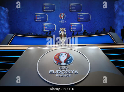 Paris, France. Dec 12, 2015. Le trophée se dresse sur l'étape après l'UEFA EURO 2016 tirage final, cérémonie au Palais des Congrès à Paris, France, 12 décembre 2015. L'UEFA EURO 2016 de football aura lieu du 10 juin au 10 juillet 2016 en France. Photo : Christian Charisius/dpa/Alamy Live News Banque D'Images