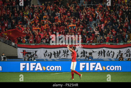 Osaka, Japon. 13 Décembre, 2015. Paulinho de Chine Guangzhou Evergrande du célèbre après avoir marqué contre au Mexique l'Amérique du Nord au cours de leur Club World Cup quart de finale à Osaka, Japon, le 13 décembre 2015. Guangzhou Evergrande a gagné le match 2-1 et se qualifie pour la demi-finale. © Liu Dawei/Xinhua/Alamy Live News Banque D'Images