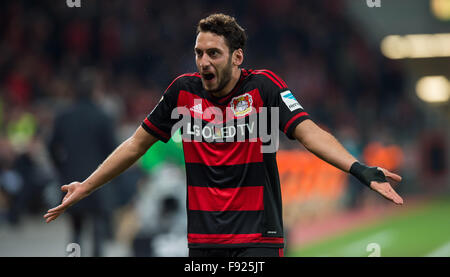 Leverkusen, Allemagne. Dec 12, 2015. L'Hakan Calhanoglu Leverkusen réagit au cours de la match de football Bundesliga Bayer Leverkusen vs Borussia Moenchengladbach à Leverkusen, Allemagne, 12 décembre 2015. Photo : Guido Kirchner/dpa/Alamy Live News Banque D'Images