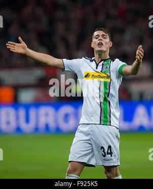 Leverkusen, Allemagne. Dec 12, 2015. Le Granit Xhaka Moenchengladbach réagit au cours du match de football Bundesliga Bayer Leverkusen vs Borussia Moenchengladbach à Leverkusen, Allemagne, 12 décembre 2015. Photo : Guido Kirchner/dpa/Alamy Live News Banque D'Images