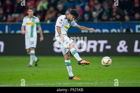 Leverkusen, Allemagne. Dec 12, 2015. De Moenchengladbach Mahmoud Dahoud en action au cours de la match de football Bundesliga Bayer Leverkusen vs Borussia Moenchengladbach à Leverkusen, Allemagne, 12 décembre 2015. Photo : Guido Kirchner/dpa/Alamy Live News Banque D'Images