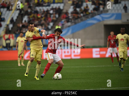 Osaka, Japon. 13 Décembre, 2015. Goulart (R) de la Chine Guangzhou Evergrande rivalise pour la balle pendant la Coupe du monde de Club quart de finale contre le Mexique's Club Nord d'Osaka, au Japon, le 13 décembre, 2015. Guangzhou Evergrande a gagné le match 2-1 et se qualifie pour la demi-finale. © Liu Yun/Xinhua/Alamy Live News Banque D'Images