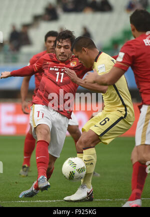 Osaka, Japon. 13 Décembre, 2015. Goulart (L) de la Chine Guangzhou Evergrande rivalise pour la balle pendant la Coupe du monde de Club quart de finale contre le Mexique's Club Nord d'Osaka, au Japon, le 13 décembre, 2015. Guangzhou Evergrande a gagné le match 2-1 et se qualifie pour la demi-finale. © Liu Yun/Xinhua/Alamy Live News Banque D'Images