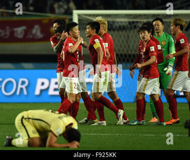 Osaka, Japon. 13 Décembre, 2015. Les joueurs de la Chine Guangzhou Evergrande célébrer après avoir marqué contre au Mexique l'Amérique du Nord au cours de leur Club World Cup quart de finale à Osaka, Japon, le 13 décembre 2015. Guangzhou Evergrande a gagné le match 2-1 et se qualifie pour la demi-finale. © Liu Dawei/Xinhua/Alamy Live News Banque D'Images