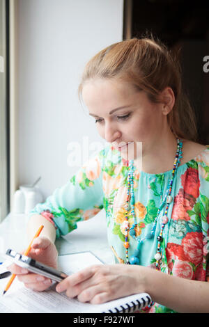 Jeune femme avec le téléphone mobile Banque D'Images