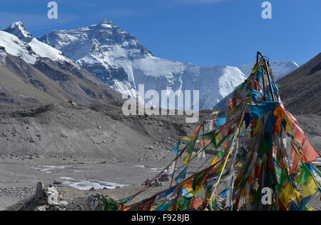 (151213) -- LHASA, 13 déc 2015 (Xinhua) -- Photo prise le 19 novembre 2015 montre une vue lointaine du Mont Everest, le plus haut sommet dans le monde qui se trouve à une altitude de 8844.43 mètres, dans le sud-ouest de la Chine, région autonome du Tibet. (Xinhua/Liu Ziming) (DHF) Banque D'Images