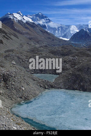 (151213) -- LHASA, 13 déc 2015 (Xinhua) -- Photo prise le 19 novembre 2015 montre une vue lointaine du Mont Everest, le plus haut sommet dans le monde qui se trouve à une altitude de 8844.43 mètres, dans le sud-ouest de la Chine, région autonome du Tibet. (Xinhua/Liu Ziming) (DHF) Banque D'Images