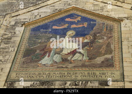 Israël, Jérusalem, une mosaïque à la façade de l'église de la Visitation à Ein Karem représentant Saint Mary sur son chemin de Nazareth à visiter Elizabeth Banque D'Images