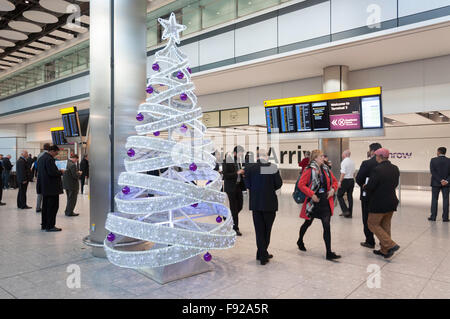 Arbre de Noël dans le hall des arrivées, le Terminal 5, Heathrow Airport. London, Greater London, Angleterre, Royaume-Uni Banque D'Images