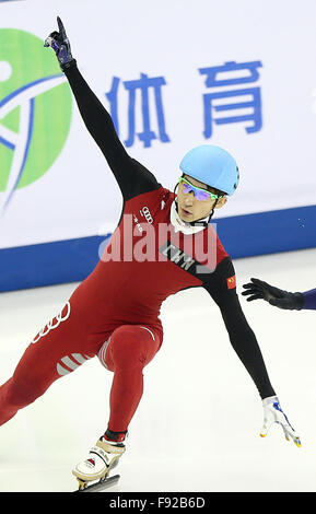 (151213) -- SHANGHAI, 13 décembre 2015 (Xinhua) -- Wu Dajing de Chine célèbre après la finale hommes 500m aux Championnats du monde de patinage de vitesse courte piste coupe du cas à Shanghai le 13 décembre 2015. Wu Dajing réclamé le titre avec 40,907 secondes. (Xinhua/Jun Fan) Banque D'Images