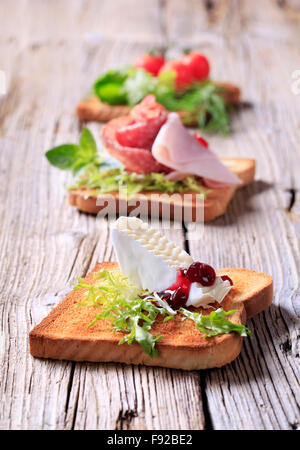 Trois morceaux de pain grillé avec garnitures diverses Banque D'Images