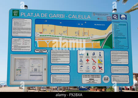 Panneau d'information plage, Platja de Garbi, Calella, Costa del Maresme, Province de Barcelone, Catalogne, Espagne Banque D'Images