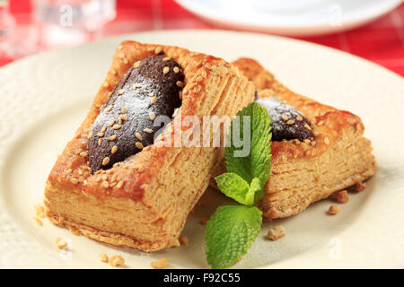 Chocolat noir fourré le vol-au-vents saupoudré de graines de sésame Banque D'Images