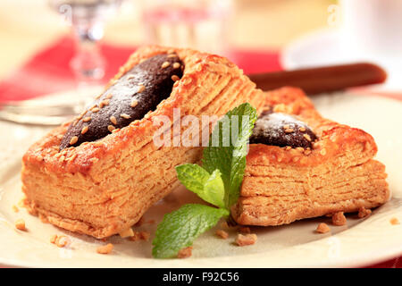 Chocolat noir fourré le vol-au-vents saupoudré de graines de sésame Banque D'Images