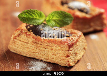 Chocolat noir fourré le vol-au-vents saupoudré de graines de sésame Banque D'Images