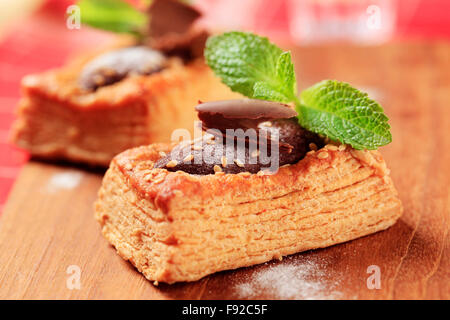 Chocolat noir fourré le vol-au-vents saupoudré de graines de sésame Banque D'Images