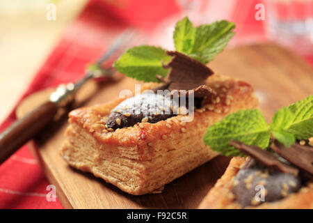 Chocolat noir fourré le vol-au-vents saupoudré de graines de sésame Banque D'Images