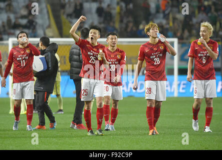 Osaka, Japon. 13 Décembre, 2015. Les joueurs de la Chine Guangzhou Evergrande célébrer après avoir remporté la Coupe du monde de Club quart de finale contre le Mexique's Club Nord d'Osaka, au Japon, le 13 décembre, 2015. Guangzhou Evergrande a gagné le match 2-1 et se qualifie pour la demi-finale. Credit : Liu Yun/Xinhua/Alamy Live News Banque D'Images