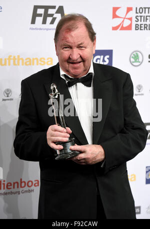 Le réalisateur suédois Roy Andersson posant avec la comédie européenne Award pour son film 'UN Pigeon s'est assis sur une branche en raison de l'Existence" à la salle de presse après la 28e cérémonie des European Film Award à Berlin, Allemagne, fin 12 décembre 2015. Photo : Clemens Bilan/dpa Banque D'Images