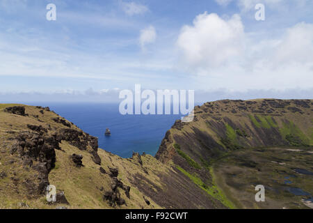 Photographie du cratère du volcan Rano Kau sur Rapa Nui, l'île de Pâques, Chili. Banque D'Images