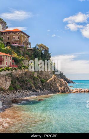 De belles maisons sur des rochers près de l'océan en Italie Banque D'Images