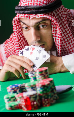Jouer casino en arabe - concept de jeu avec l'homme Banque D'Images